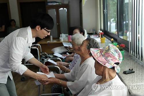 韩国民主持刘在石热心慈善 向慰安妇捐款1千万韩币