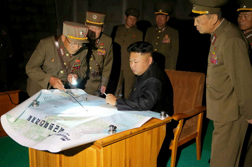 高清：金正恩指导西部前线打击部队进行战术导弹发射训练