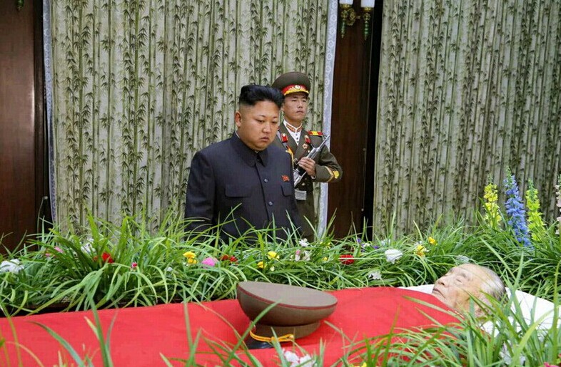 高清：金正恩亲自吊唁朝鲜核研发领军人全秉浩并瞻仰遗体