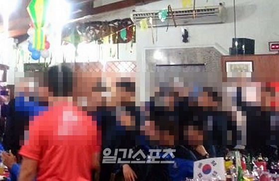 韩国足球队出局回国前开派对视频引球迷指责(图)