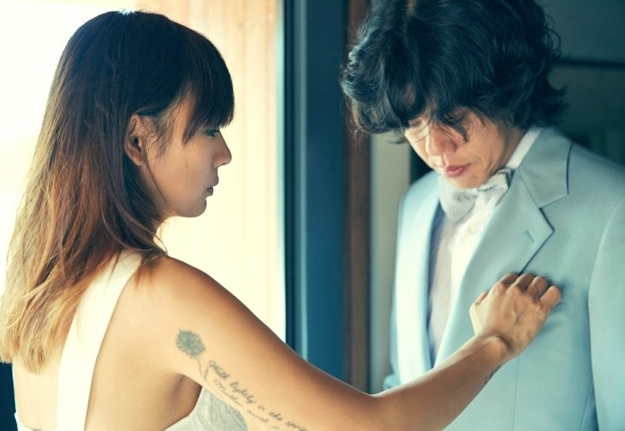李孝利迟公开济州岛婚礼照片 父亲献唱婚礼现场温馨（组图）