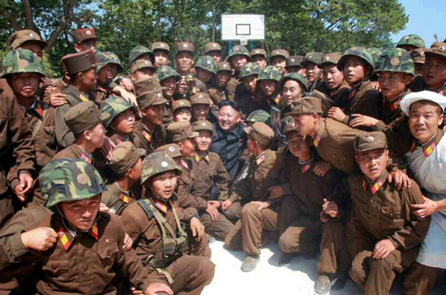 金正恩指导朝鲜部队火炮实弹射击训练 赞官兵