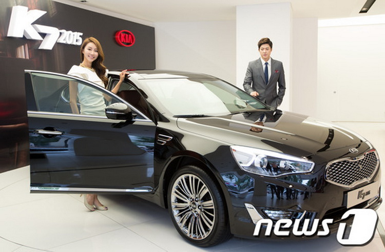 起亚新款轿车“K7 2015”闪耀登场