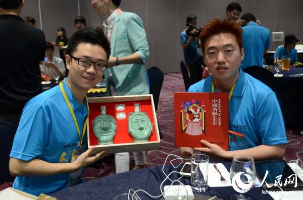 中韩青年代表展示自己收到的礼物。