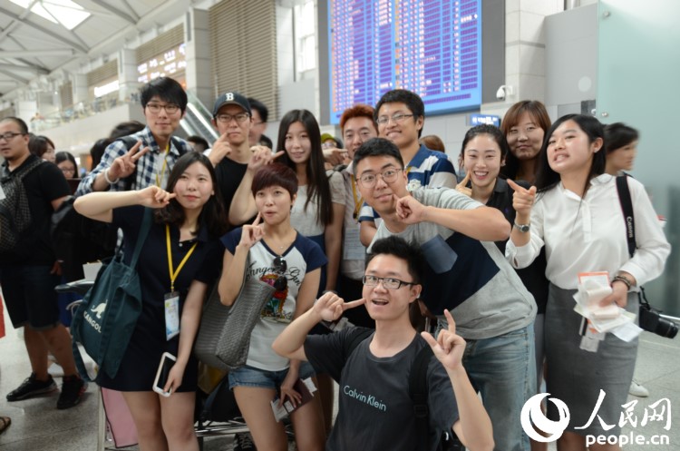 中韩青年代表们在机场合影留念。