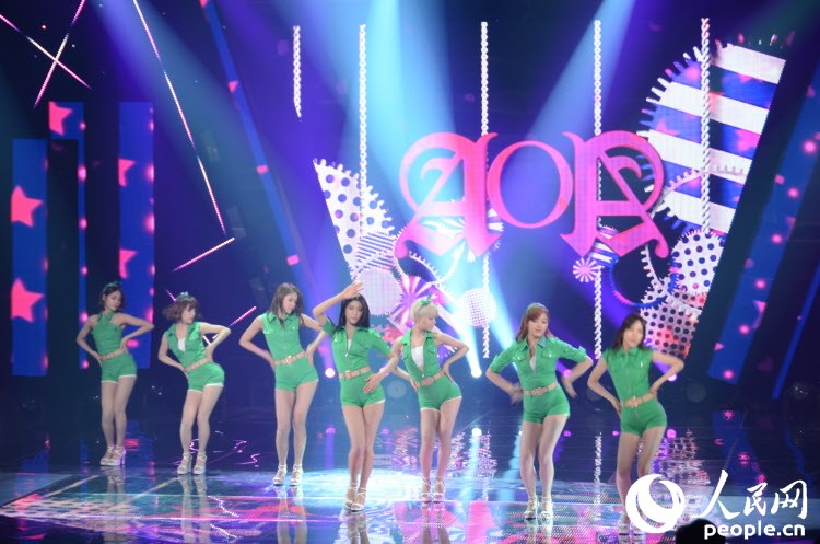 韩国人气女团AOA在进行彩排。
