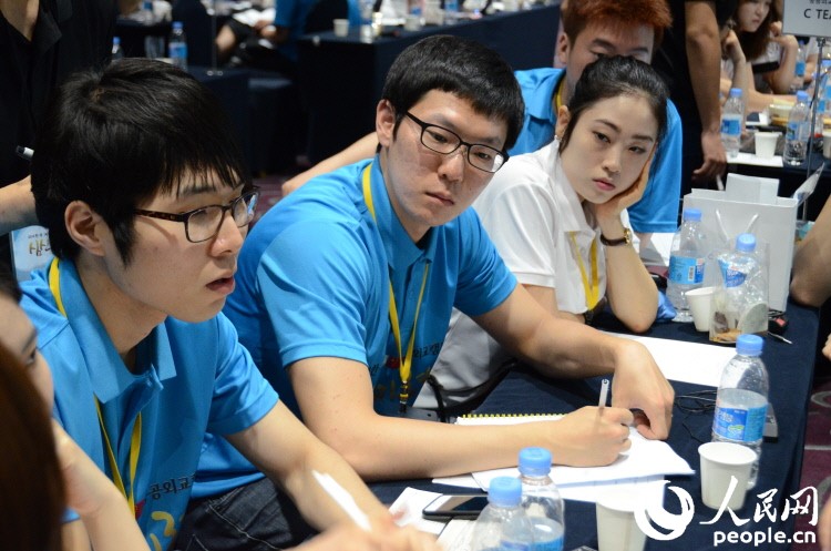 中韩青年领袖在进行小组会议。