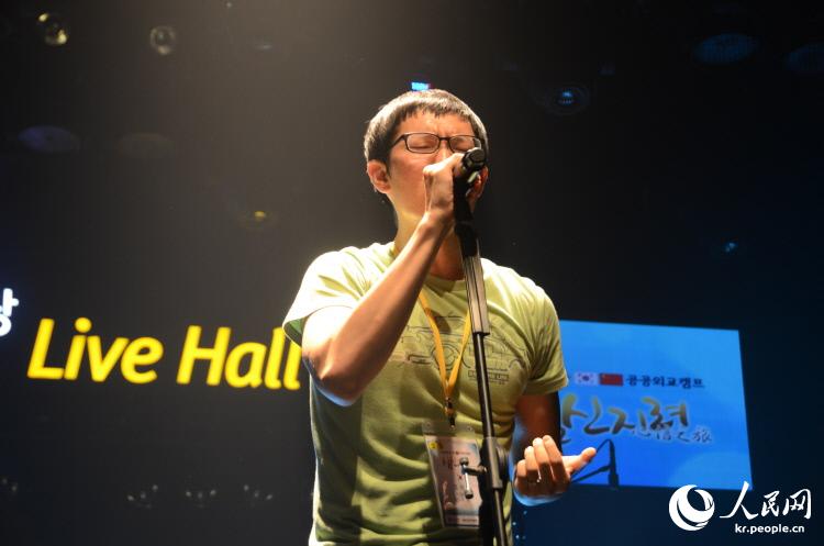 韩国青年代表赵子龙为大家演唱了一段《曹操》。