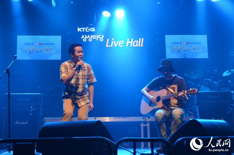 韩国青年代表朴振荣与崔伽伦则为大家献唱了一首自己改编的中文歌曲《生煎包》。