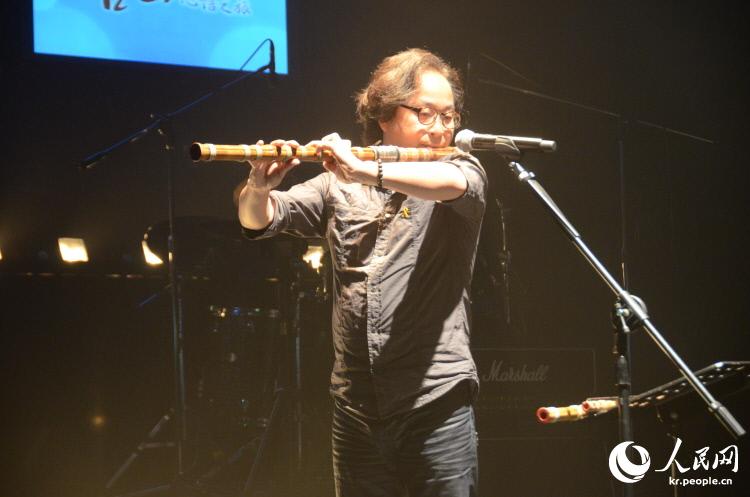 长笛演奏家韩忠恩在表演。