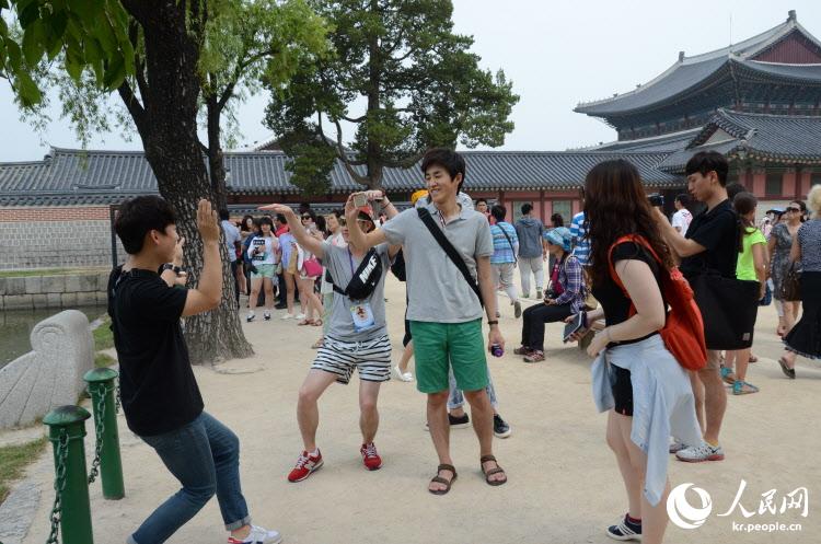 中韩青年代表在景福宫内拍照留念。