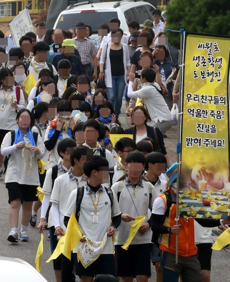     在韩国“世越号”沉船事故中幸存的46名檀园高中学生和10名学生家长于当地时间15日下午5点，从学校出发，向首尔汝矣岛洞国会大厦进行2天1夜的徒步行进。