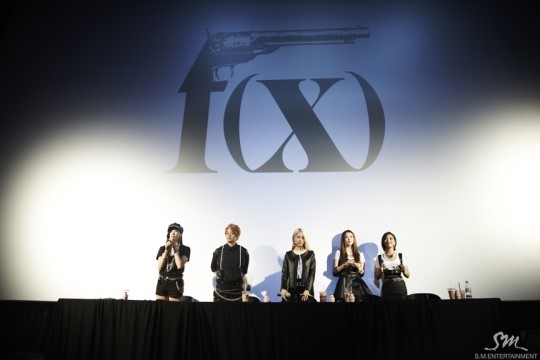 f(x)明洞举办签售会 宋茜领衔搞怪卖萌（组图）