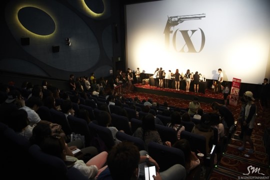 f(x)明洞举办签售会 宋茜领衔搞怪卖萌（组图）