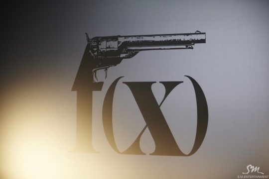 f(x)明洞举办签售会 宋茜领衔搞怪卖萌（组图）