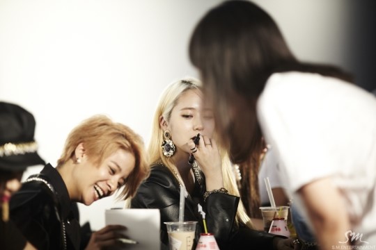 f(x)明洞举办签售会 宋茜领衔搞怪卖萌（组图）