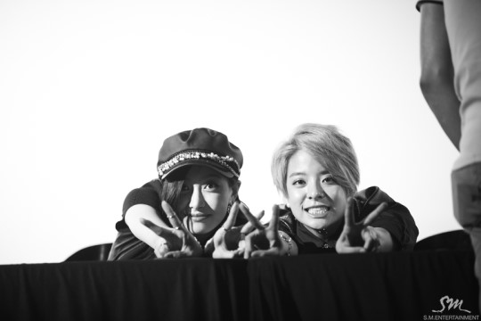 f(x)明洞举办签售会 宋茜领衔搞怪卖萌（组图）