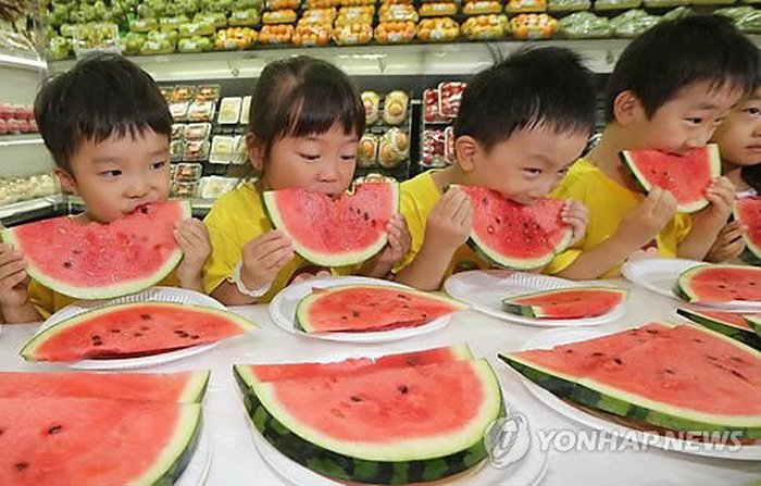 首尔农协超市举行“儿童吃西瓜大赛”（组图）