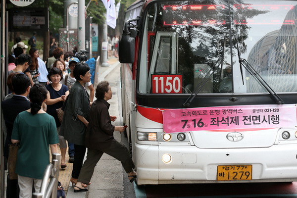 韩国首都圈高速路公交车取消站票 上班族叫苦连天(图)