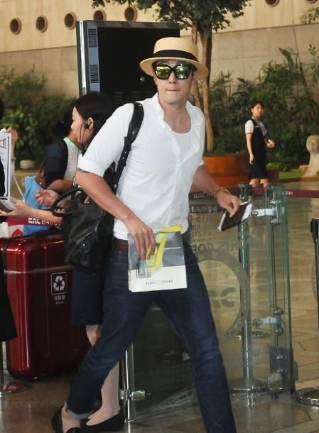 苏志燮现身机场 型男“大叔”引路人频频拍照（组图）
