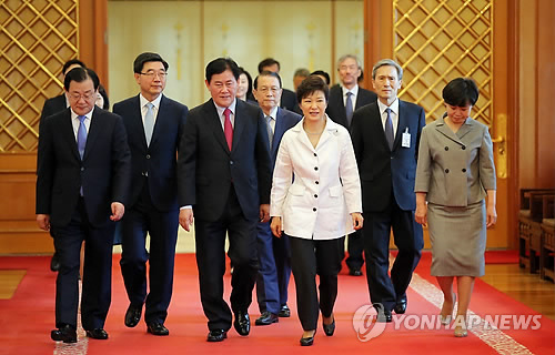 朴槿惠为6位新任长官颁发任命书 第二期内阁正式成立