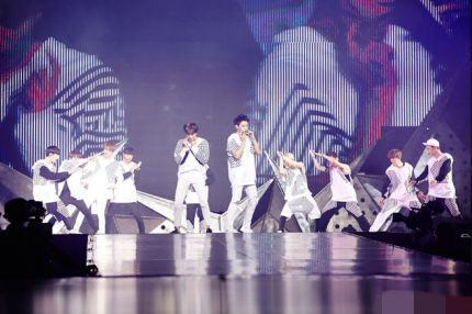 EXO上海演唱会火热开场 成员们与粉丝频互动（组图）