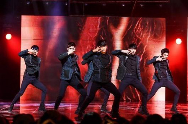 韩国偶像男团VIXX首场演唱会引万名歌迷火爆助阵（组图）