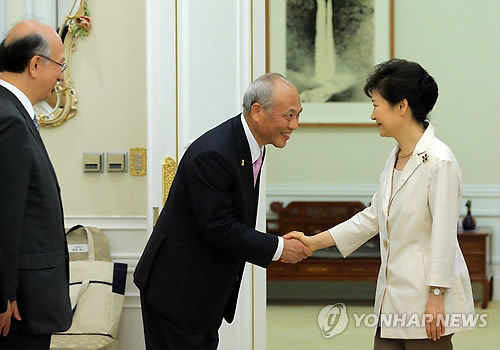 朴槿惠接见东京都知事 强调日本需努力解决慰安妇问题