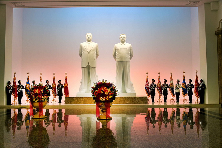 金正恩参谒锦绣山太阳宫