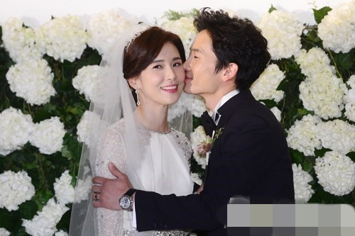 韩明星婚礼现场大盘点 李宝英李珉廷白智英新娘装比美（组图）