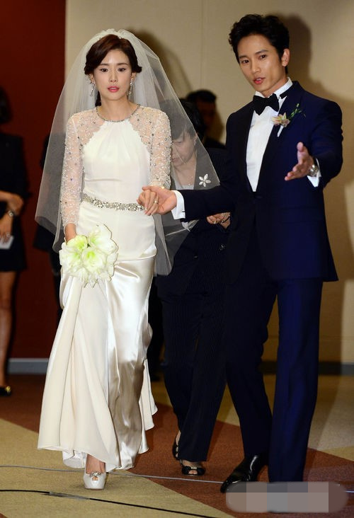 韩明星婚礼现场大盘点 李宝英李珉廷白智英新娘装比美（组图）