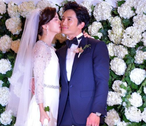 韩明星婚礼现场大盘点 李宝英李珉廷白智英新娘装比美（组图）