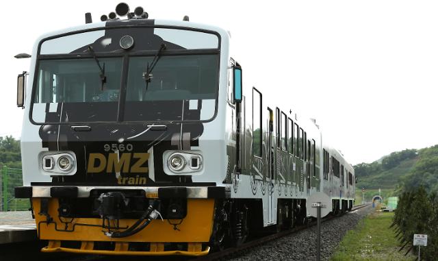 首尔至江原道铁原的旅游列车“和平列车--非军事区(DMZ)火车”首次投入运行。（图片来源：亚洲经济）