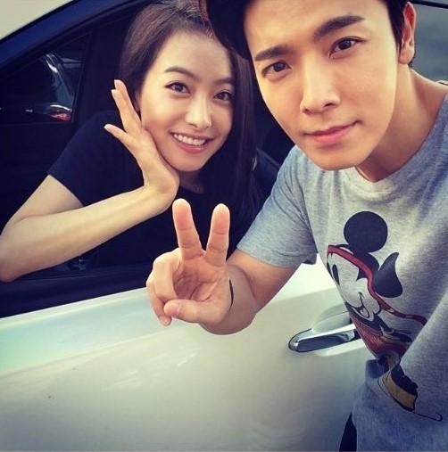 super junior东海公开与f(x)宋茜自拍照 同龄的俊男靓女