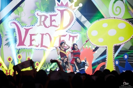 Red Velvet出道曲登顶音乐排行榜 热情温柔并存的“红色天鹅绒”（组图）