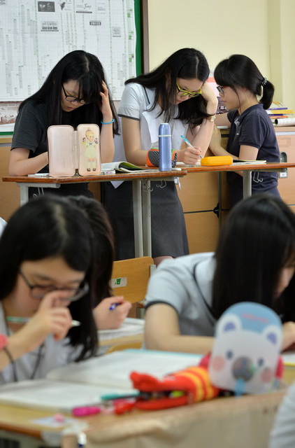 韩国高考进入百天倒计时  家长为子女祈福（组图）
