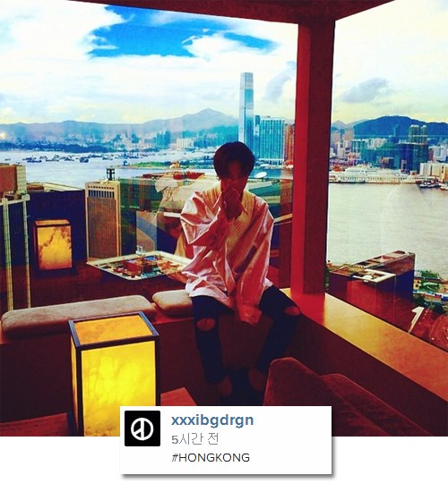 Bigbang权志龙香港晒照 做撒娇手势
