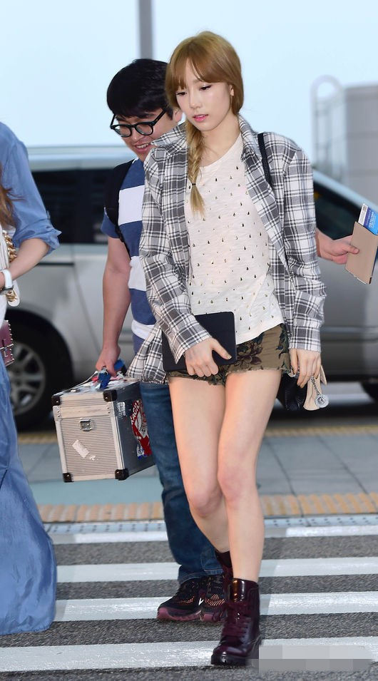少女时代赴美参加《KCON 2014》 允儿秀长腿Sunny Tiffiany挽手展姐妹情（组图）
