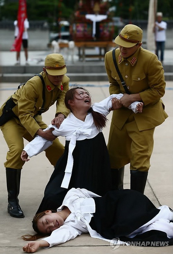 韩国街头现慰安妇主题话剧 引众人围观（组图）