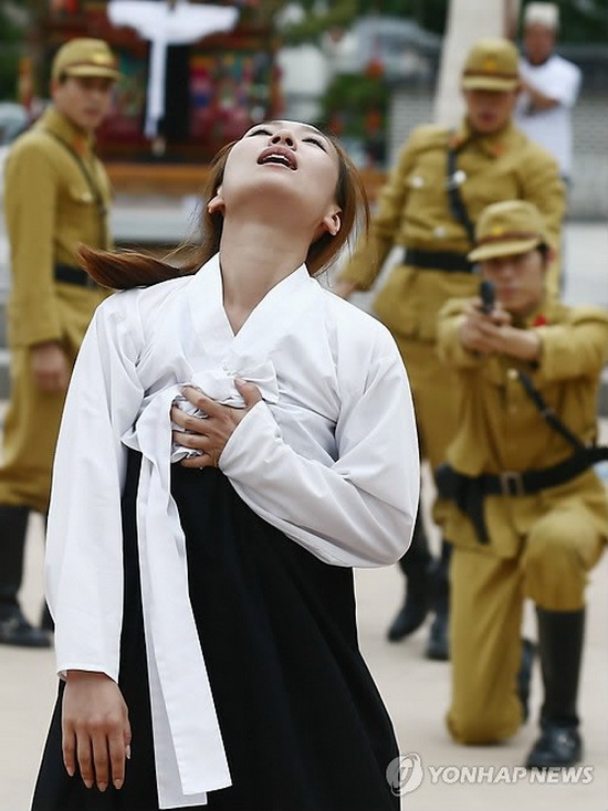 韩国街头现慰安妇主题话剧 引众人围观（组图）