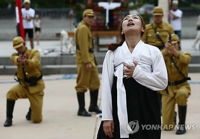 韩国街头现慰安妇主题话剧 引众人围观（组图）