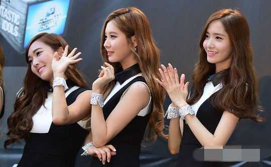 少女时代亮相“KCON 2014”红毯秀 红颜美腿迷倒众粉丝（组图）