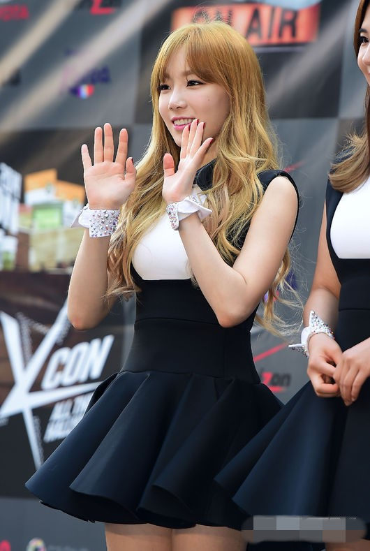 少女时代亮相“KCON 2014”红毯秀 红颜美腿迷倒众粉丝（组图）