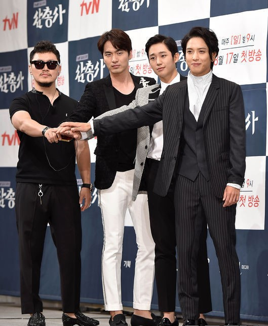 《三剑客》制作发布会型男“组团”亮相 郑容和首秀武打戏及来华拍摄成亮点（组图）