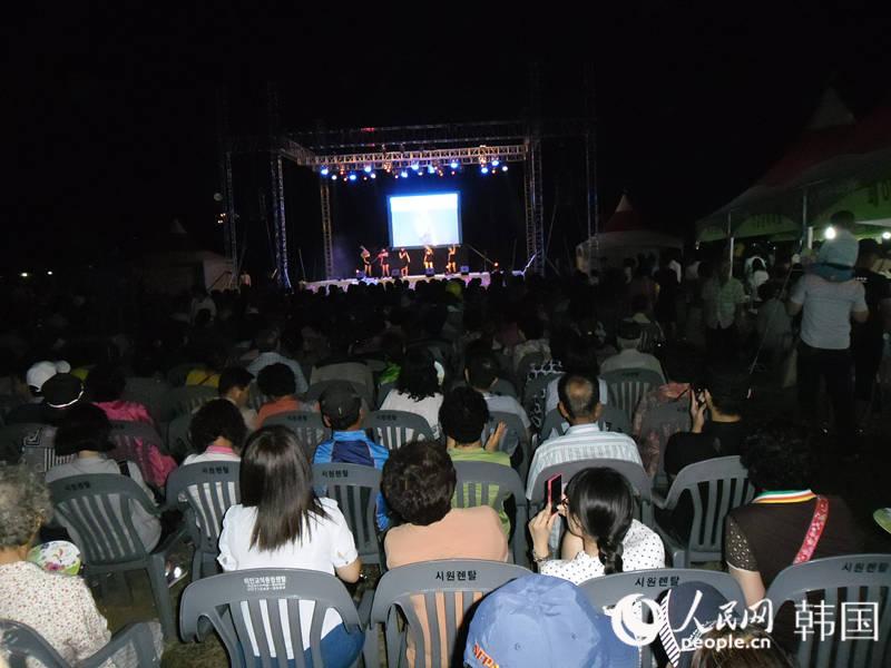 庆州市民和游客观看了开幕式演出 尽情享受欢乐时光 消解仲夏夜的酷暑