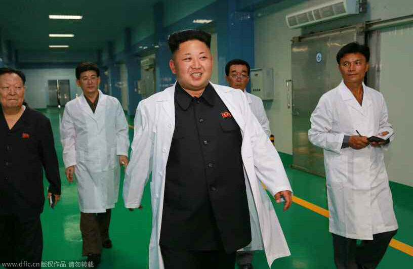 高清:金正恩穿“白大褂”视察水产品加工厂