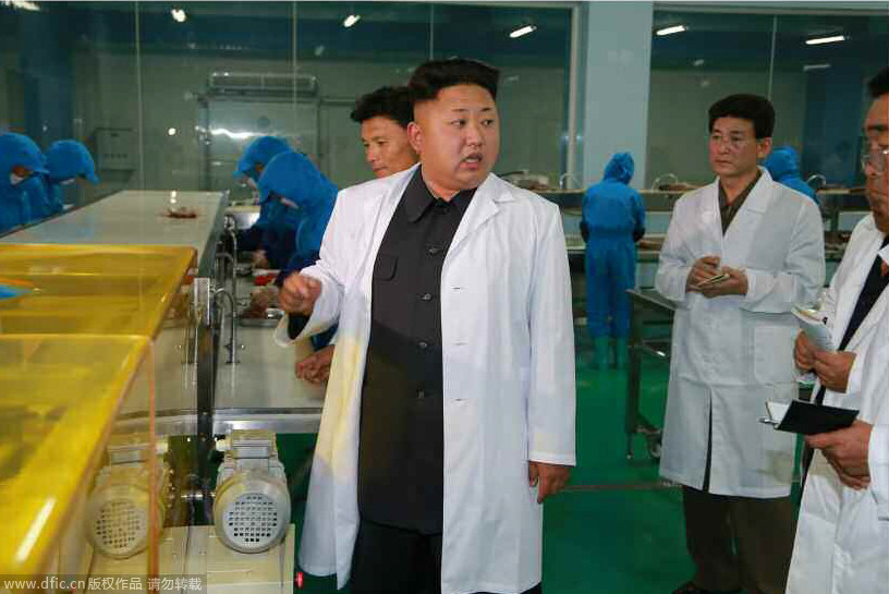 高清:金正恩穿“白大褂”视察水产品加工厂