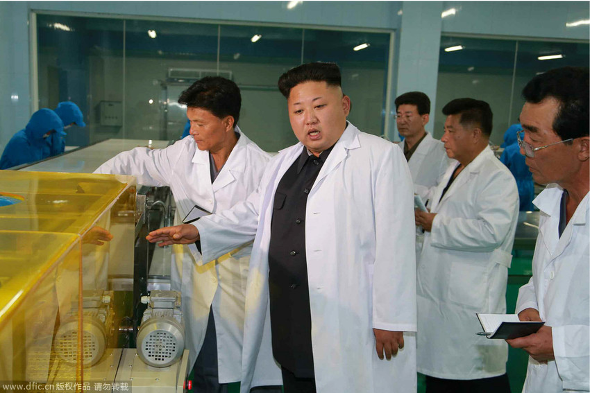 高清:金正恩穿“白大褂”视察水产品加工厂