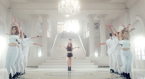 KARA公开新曲《MAMMA MIA》MV片段 尽显百变风格（组图）