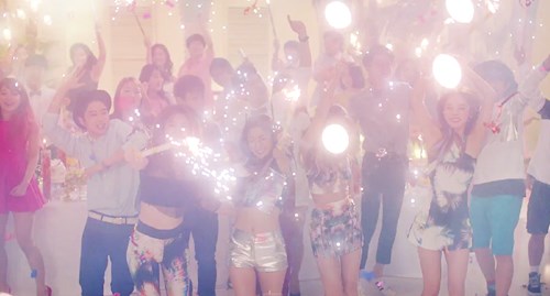 KARA公开新曲《MAMMA MIA》MV片段 尽显百变风格（组图）